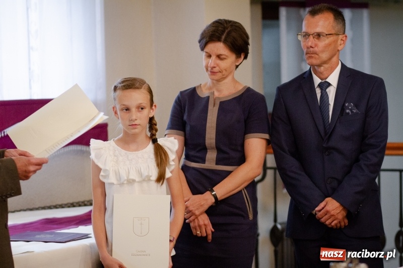 Zdjęcie w galerii na portalu naszraciborz.pl: Prymusi z gminy Krzanowice odebrali gratulacje od burmistrza  wiadomości z regionu