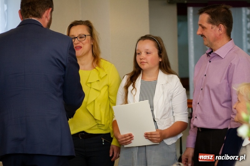 Zdjęcie w galerii na portalu naszraciborz.pl: Prymusi z gminy Krzanowice odebrali gratulacje od burmistrza  wiadomości z regionu