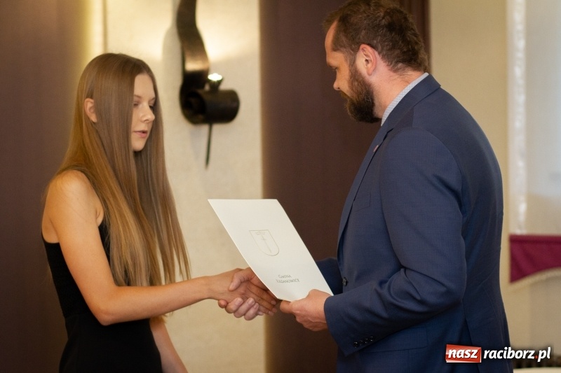 Zdjęcie w galerii na portalu naszraciborz.pl: Prymusi z gminy Krzanowice odebrali gratulacje od burmistrza  wiadomości z regionu