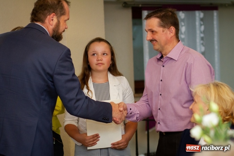 Zdjęcie w galerii na portalu naszraciborz.pl: Prymusi z gminy Krzanowice odebrali gratulacje od burmistrza  wiadomości z regionu