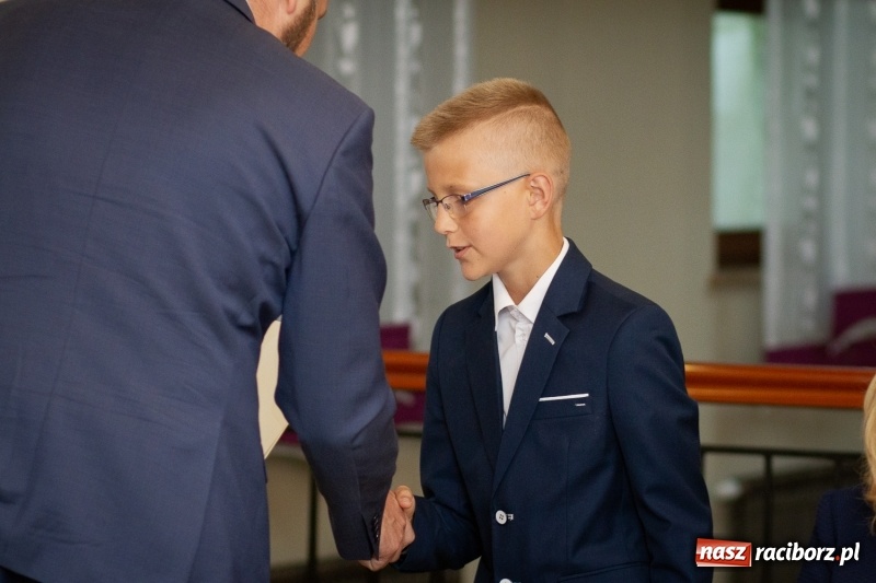 Zdjęcie w galerii na portalu naszraciborz.pl: Prymusi z gminy Krzanowice odebrali gratulacje od burmistrza  wiadomości z regionu