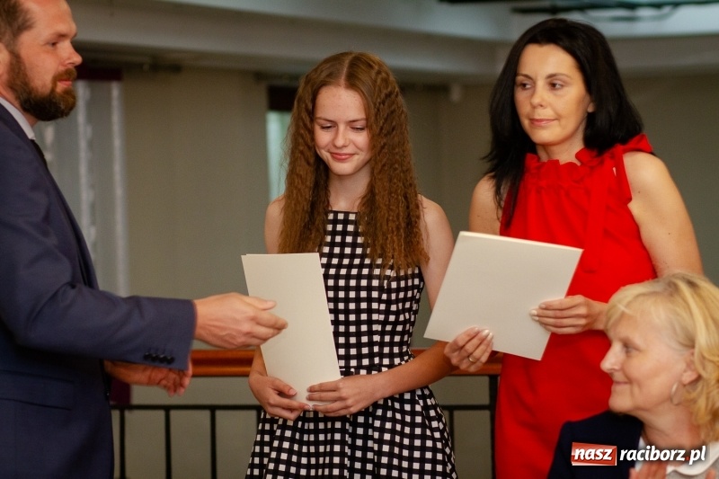 Zdjęcie w galerii na portalu naszraciborz.pl: Prymusi z gminy Krzanowice odebrali gratulacje od burmistrza  wiadomości z regionu