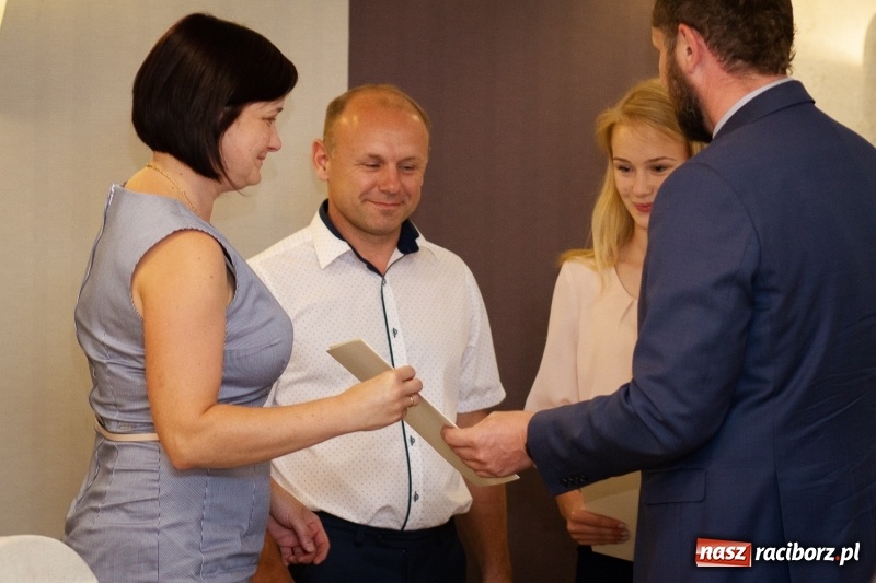 Zdjęcie w galerii na portalu naszraciborz.pl: Prymusi z gminy Krzanowice odebrali gratulacje od burmistrza  wiadomości z regionu