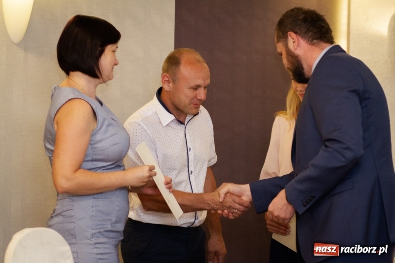 Zdjęcie w galerii na portalu naszraciborz.pl: Prymusi z gminy Krzanowice odebrali gratulacje od burmistrza  wiadomości z regionu