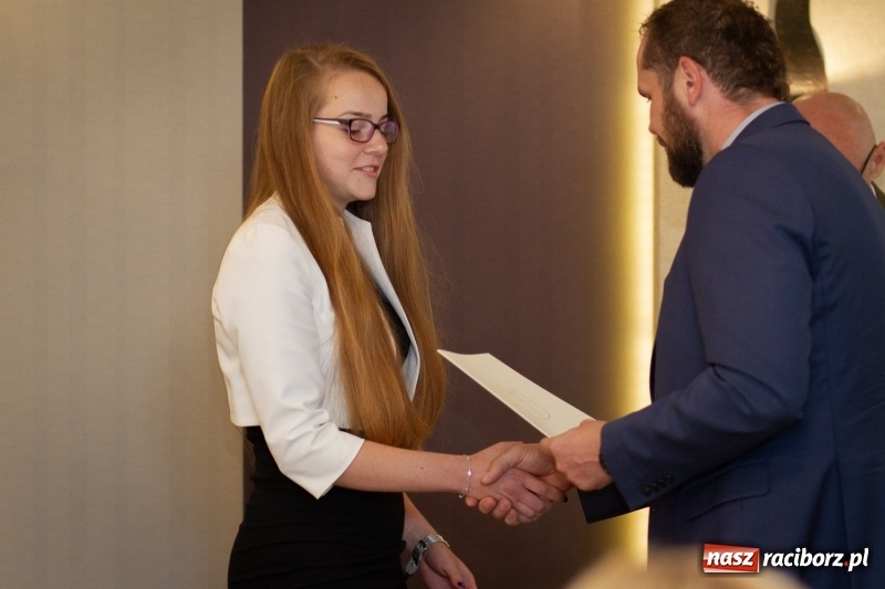 Zdjęcie w galerii na portalu naszraciborz.pl: Prymusi z gminy Krzanowice odebrali gratulacje od burmistrza  wiadomości z regionu