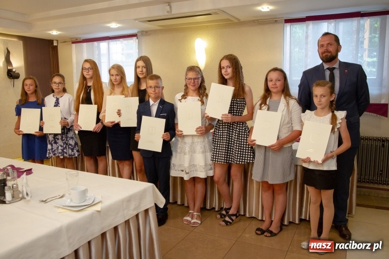 Zdjęcie w galerii na portalu naszraciborz.pl: Prymusi z gminy Krzanowice odebrali gratulacje od burmistrza  wiadomości z regionu