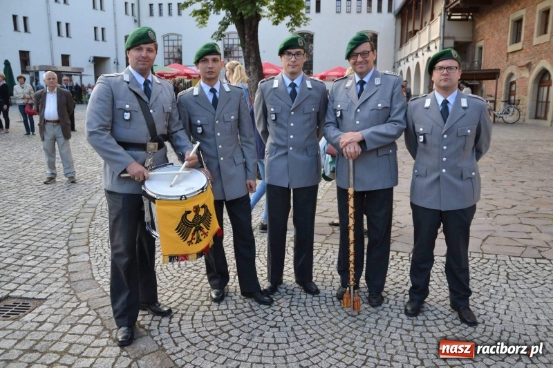 Zdjęcie w galerii na portalu naszraciborz.pl: Orkiestra Bundeswery wystąpiła na Zamku Piastowskim FOTO i WIDEO wiadomości z regionu