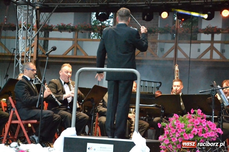 Zdjęcie w galerii na portalu naszraciborz.pl: Orkiestra Bundeswery wystąpiła na Zamku Piastowskim FOTO i WIDEO wiadomości z regionu