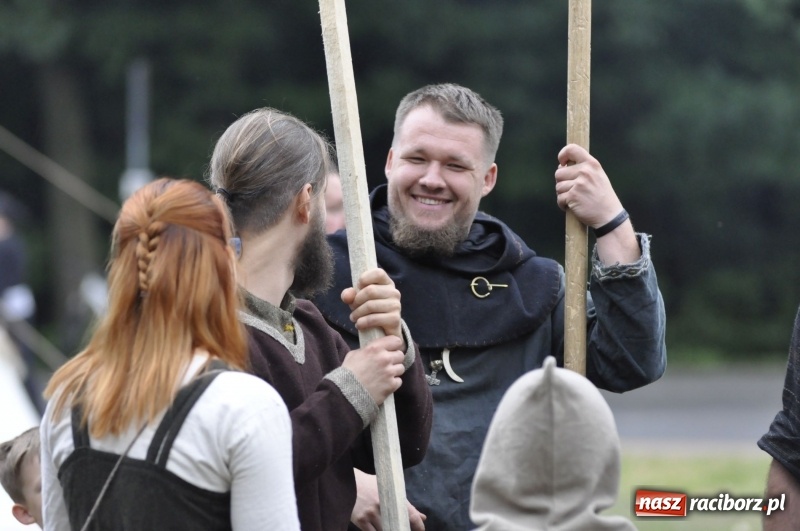 Zdjęcie w galerii na portalu naszraciborz.pl: Ruszył Raciborski Festiwal Średniowieczny. Zobaczcie leśne manewry wojów  wiadomości z regionu