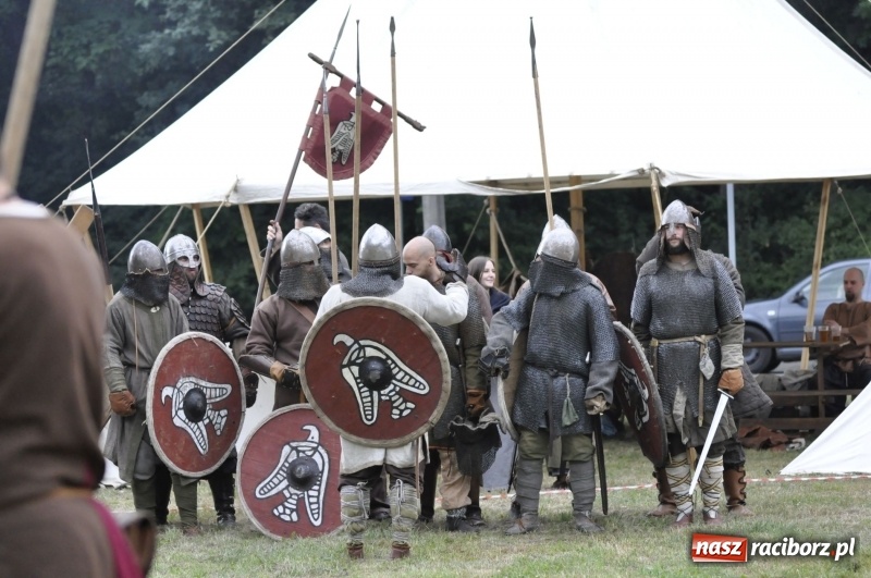 Zdjęcie w galerii na portalu naszraciborz.pl: Ruszył Raciborski Festiwal Średniowieczny. Zobaczcie leśne manewry wojów  wiadomości z regionu