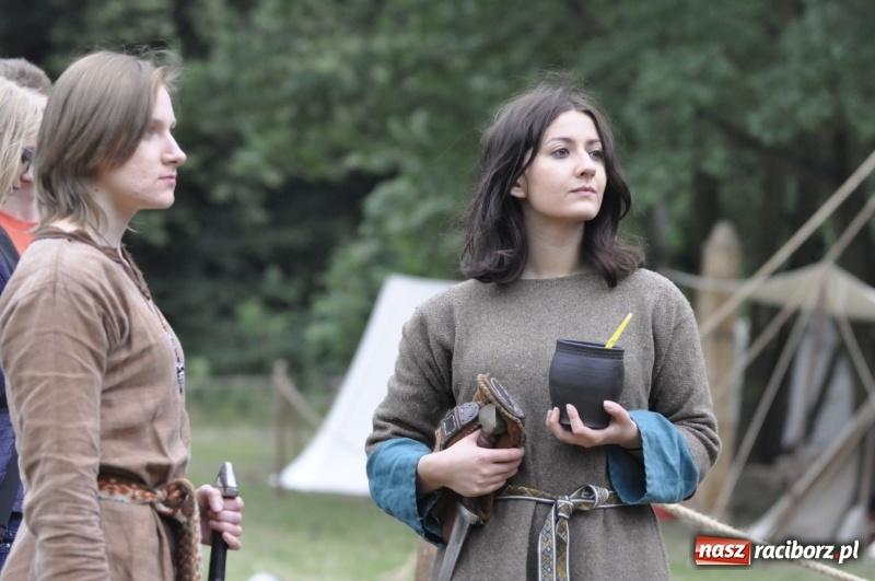Zdjęcie w galerii na portalu naszraciborz.pl: Ruszył Raciborski Festiwal Średniowieczny. Zobaczcie leśne manewry wojów  wiadomości z regionu