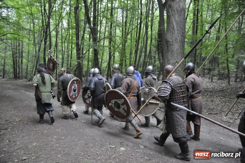 Zdjęcie w galerii na portalu naszraciborz.pl: Ruszył Raciborski Festiwal Średniowieczny. Zobaczcie leśne manewry wojów  wiadomości z regionu