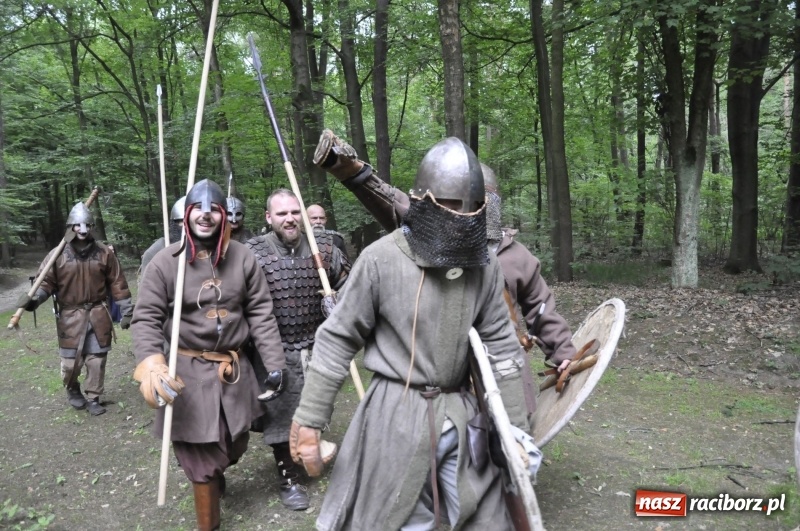 Zdjęcie w galerii na portalu naszraciborz.pl: Ruszył Raciborski Festiwal Średniowieczny. Zobaczcie leśne manewry wojów  wiadomości z regionu