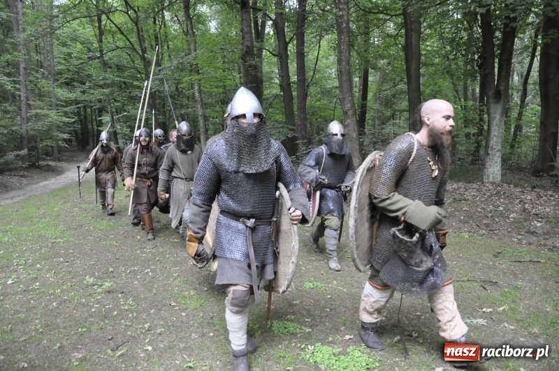 Zdjęcie w galerii na portalu naszraciborz.pl: Ruszył Raciborski Festiwal Średniowieczny. Zobaczcie leśne manewry wojów  wiadomości z regionu