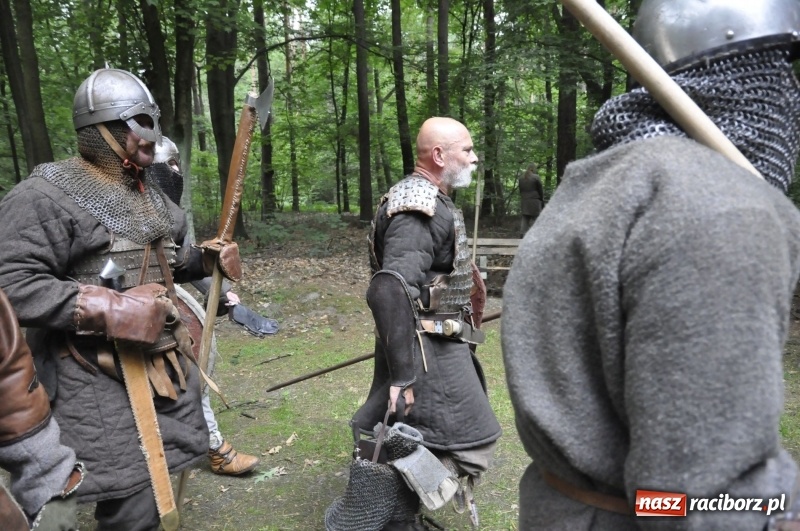 Zdjęcie w galerii na portalu naszraciborz.pl: Ruszył Raciborski Festiwal Średniowieczny. Zobaczcie leśne manewry wojów  wiadomości z regionu