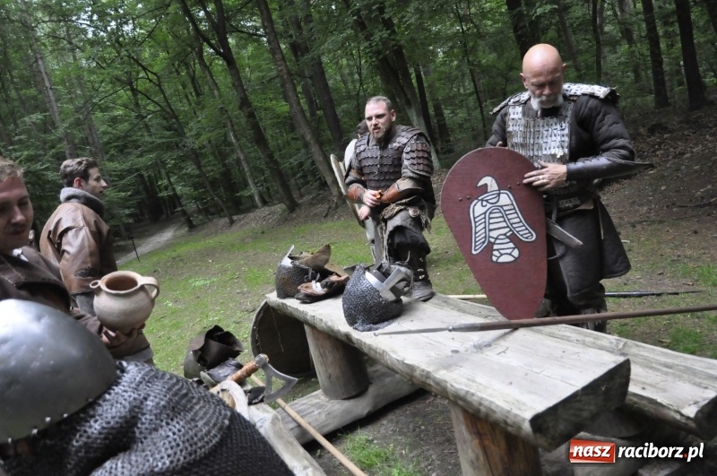 Zdjęcie w galerii na portalu naszraciborz.pl: Ruszył Raciborski Festiwal Średniowieczny. Zobaczcie leśne manewry wojów  wiadomości z regionu