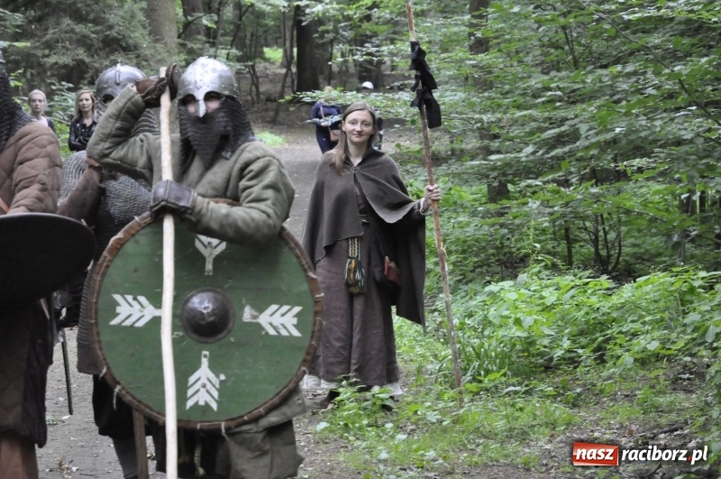 Zdjęcie w galerii na portalu naszraciborz.pl: Ruszył Raciborski Festiwal Średniowieczny. Zobaczcie leśne manewry wojów  wiadomości z regionu