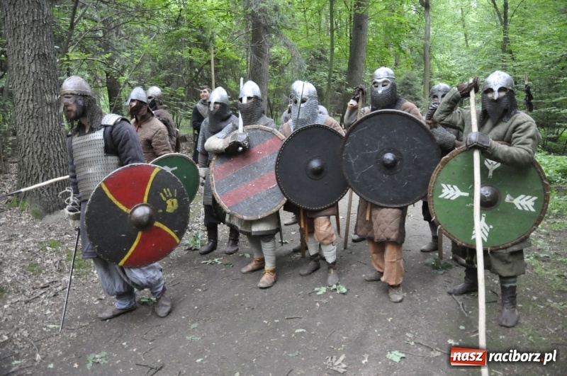 Zdjęcie w galerii na portalu naszraciborz.pl: Ruszył Raciborski Festiwal Średniowieczny. Zobaczcie leśne manewry wojów  wiadomości z regionu