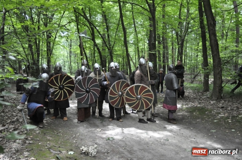 Zdjęcie w galerii na portalu naszraciborz.pl: Ruszył Raciborski Festiwal Średniowieczny. Zobaczcie leśne manewry wojów  wiadomości z regionu