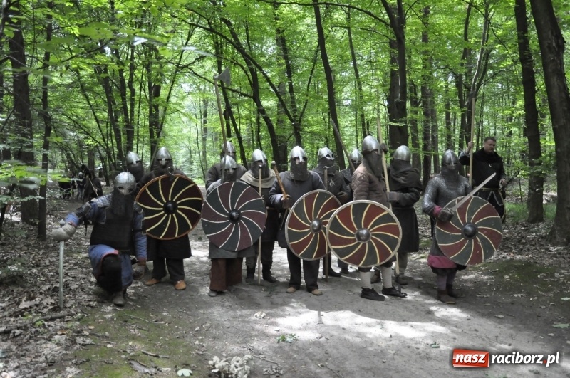 Zdjęcie w galerii na portalu naszraciborz.pl: Ruszył Raciborski Festiwal Średniowieczny. Zobaczcie leśne manewry wojów  wiadomości z regionu
