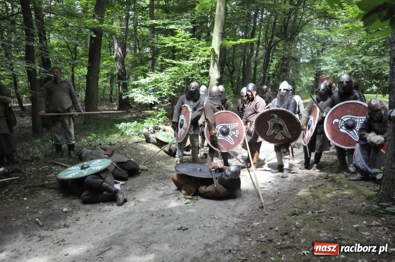 Zdjęcie w galerii na portalu naszraciborz.pl: Ruszył Raciborski Festiwal Średniowieczny. Zobaczcie leśne manewry wojów  wiadomości z regionu