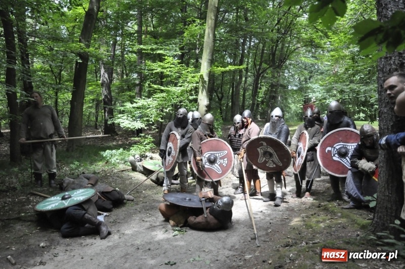 Zdjęcie w galerii na portalu naszraciborz.pl: Ruszył Raciborski Festiwal Średniowieczny. Zobaczcie leśne manewry wojów  wiadomości z regionu