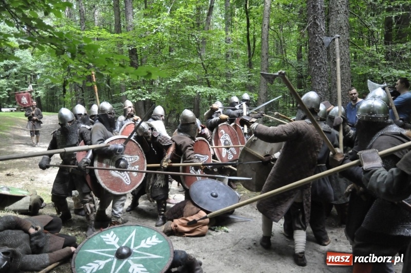 Zdjęcie w galerii na portalu naszraciborz.pl: Ruszył Raciborski Festiwal Średniowieczny. Zobaczcie leśne manewry wojów  wiadomości z regionu