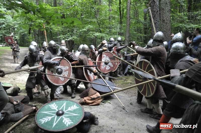 Zdjęcie w galerii na portalu naszraciborz.pl: Ruszył Raciborski Festiwal Średniowieczny. Zobaczcie leśne manewry wojów  wiadomości z regionu