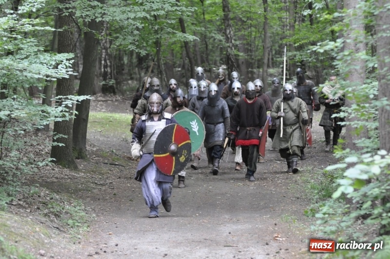 Zdjęcie w galerii na portalu naszraciborz.pl: Ruszył Raciborski Festiwal Średniowieczny. Zobaczcie leśne manewry wojów  wiadomości z regionu