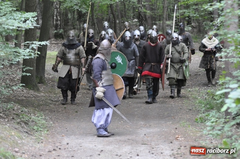 Zdjęcie w galerii na portalu naszraciborz.pl: Ruszył Raciborski Festiwal Średniowieczny. Zobaczcie leśne manewry wojów  wiadomości z regionu