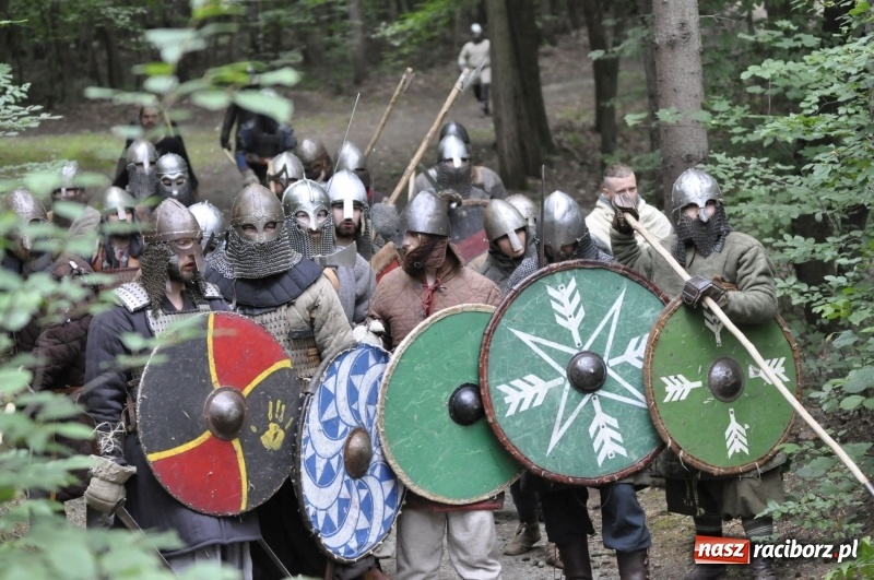 Zdjęcie w galerii na portalu naszraciborz.pl: Ruszył Raciborski Festiwal Średniowieczny. Zobaczcie leśne manewry wojów  wiadomości z regionu