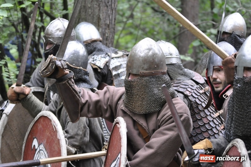 Zdjęcie w galerii na portalu naszraciborz.pl: Ruszył Raciborski Festiwal Średniowieczny. Zobaczcie leśne manewry wojów  wiadomości z regionu