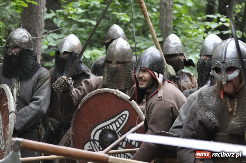 Zdjęcie w galerii na portalu naszraciborz.pl: Ruszył Raciborski Festiwal Średniowieczny. Zobaczcie leśne manewry wojów  wiadomości z regionu