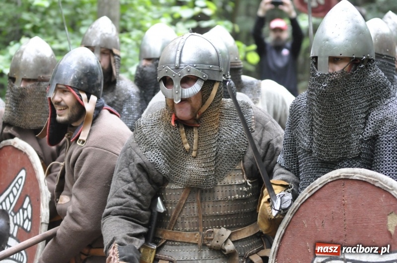 Zdjęcie w galerii na portalu naszraciborz.pl: Ruszył Raciborski Festiwal Średniowieczny. Zobaczcie leśne manewry wojów  wiadomości z regionu