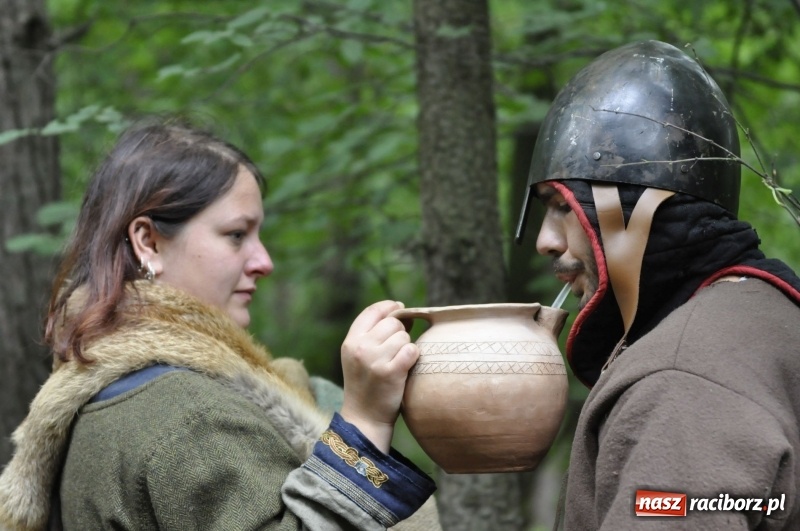 Zdjęcie w galerii na portalu naszraciborz.pl: Ruszył Raciborski Festiwal Średniowieczny. Zobaczcie leśne manewry wojów  wiadomości z regionu
