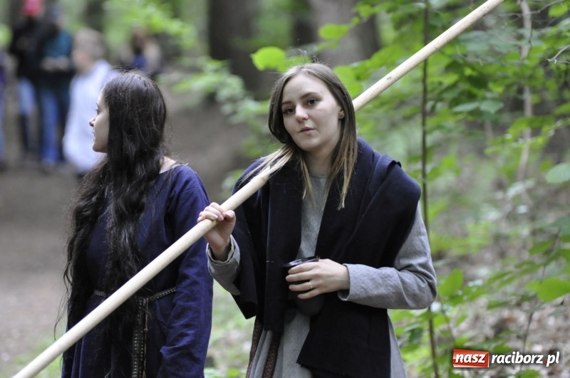 Zdjęcie w galerii na portalu naszraciborz.pl: Ruszył Raciborski Festiwal Średniowieczny. Zobaczcie leśne manewry wojów  wiadomości z regionu