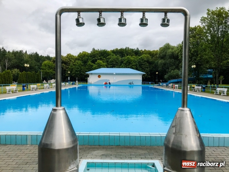 Zdjęcie w galerii na portalu naszraciborz.pl: Basen pod Oborą otwarty. Letników jednak brak  wiadomości z regionu