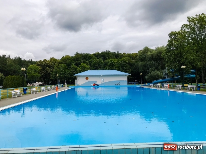 Zdjęcie w galerii na portalu naszraciborz.pl: Basen pod Oborą otwarty. Letników jednak brak  wiadomości z regionu
