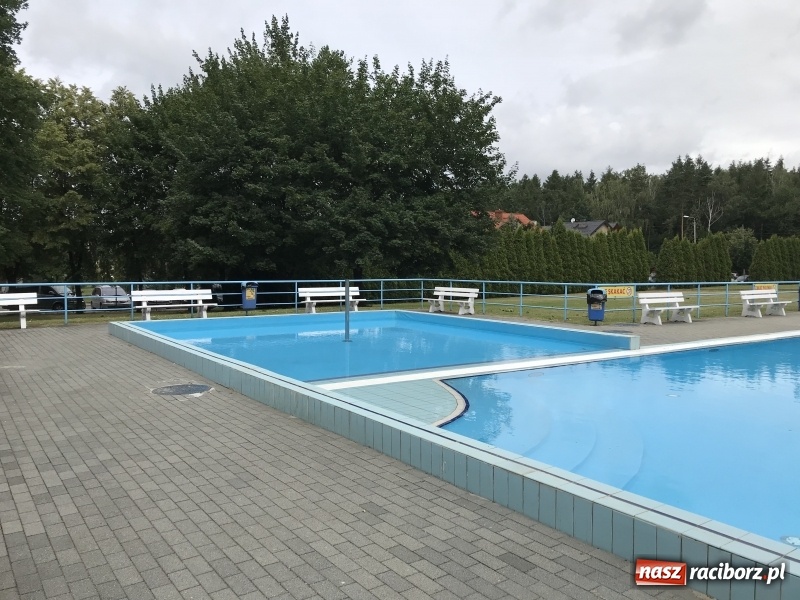 Zdjęcie w galerii na portalu naszraciborz.pl: Basen pod Oborą otwarty. Letników jednak brak  wiadomości z regionu