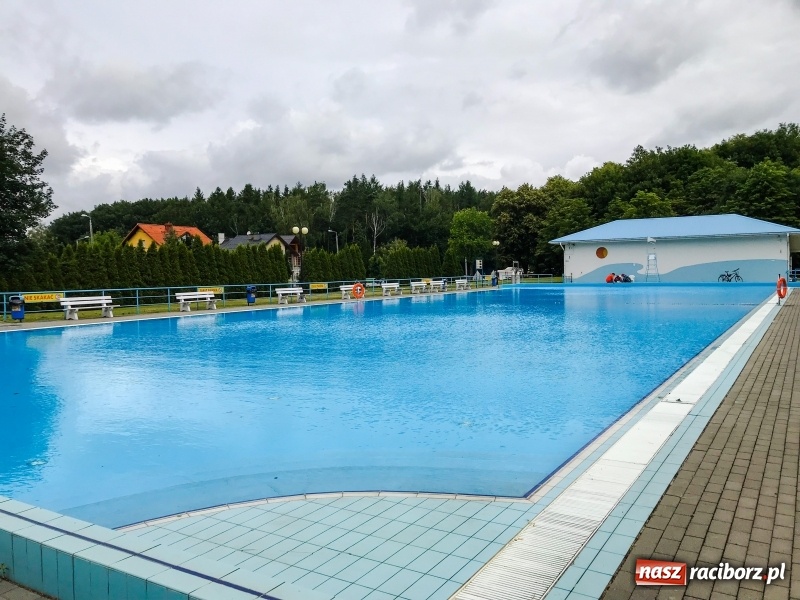 Zdjęcie w galerii na portalu naszraciborz.pl: Basen pod Oborą otwarty. Letników jednak brak  wiadomości z regionu