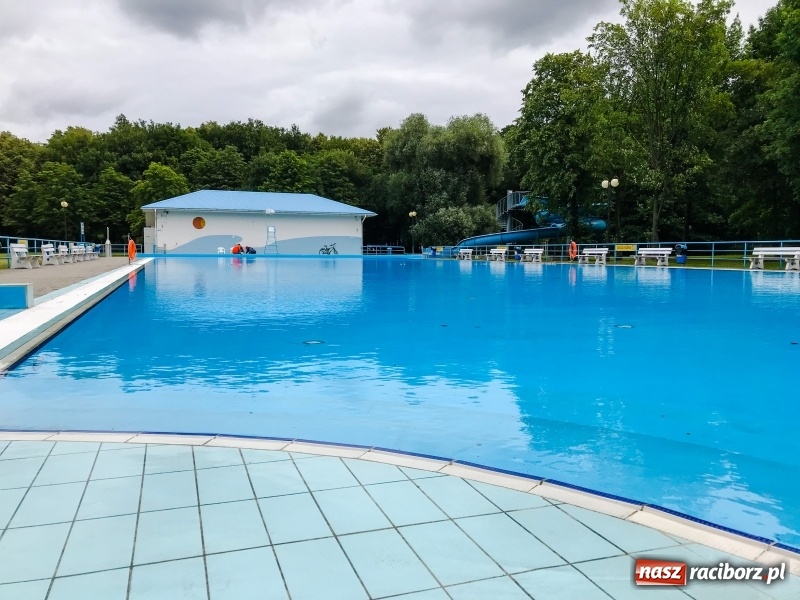 Zdjęcie w galerii na portalu naszraciborz.pl: Basen pod Oborą otwarty. Letników jednak brak  wiadomości z regionu