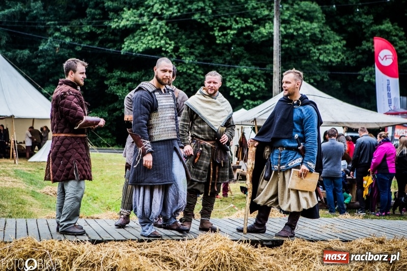 Zdjęcie w galerii na portalu naszraciborz.pl: Walki drużynowe podczas Festiwalu Średniowiecznego wiadomości z regionu