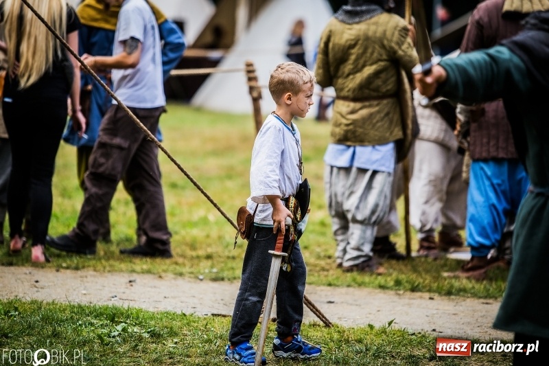 Zdjęcie w galerii na portalu naszraciborz.pl: Walki drużynowe podczas Festiwalu Średniowiecznego wiadomości z regionu