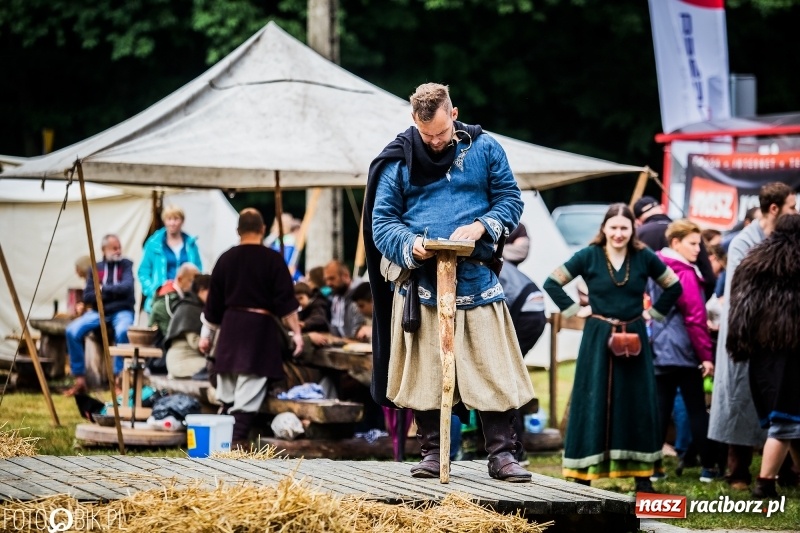 Zdjęcie w galerii na portalu naszraciborz.pl: Walki drużynowe podczas Festiwalu Średniowiecznego wiadomości z regionu