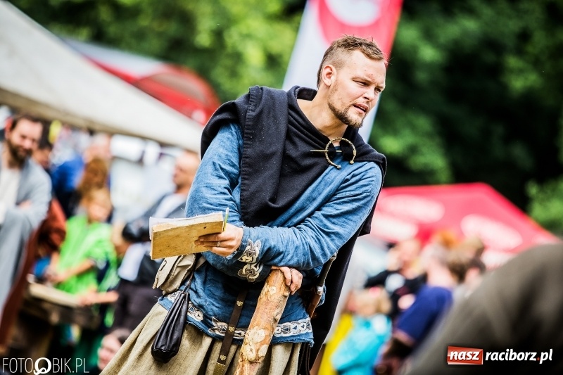 Zdjęcie w galerii na portalu naszraciborz.pl: Walki drużynowe podczas Festiwalu Średniowiecznego wiadomości z regionu