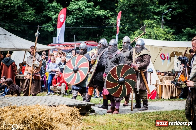 Zdjęcie w galerii na portalu naszraciborz.pl: Walki drużynowe podczas Festiwalu Średniowiecznego wiadomości z regionu