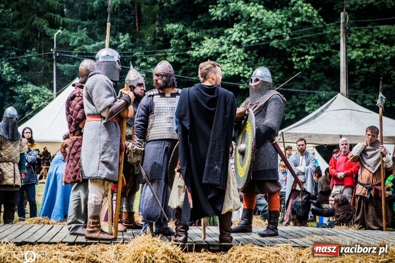 Zdjęcie w galerii na portalu naszraciborz.pl: Walki drużynowe podczas Festiwalu Średniowiecznego wiadomości z regionu