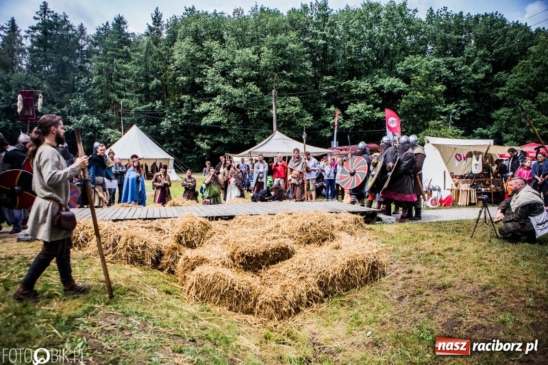 Zdjęcie w galerii na portalu naszraciborz.pl: Walki drużynowe podczas Festiwalu Średniowiecznego wiadomości z regionu
