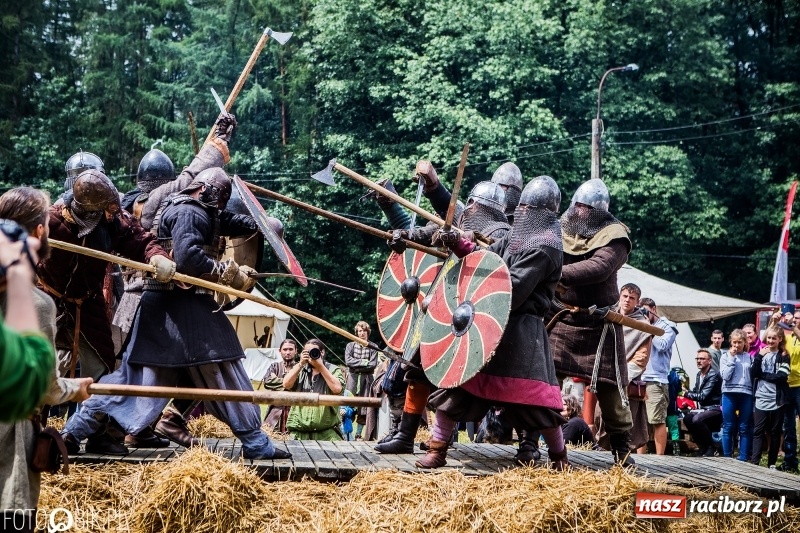 Zdjęcie w galerii na portalu naszraciborz.pl: Walki drużynowe podczas Festiwalu Średniowiecznego wiadomości z regionu