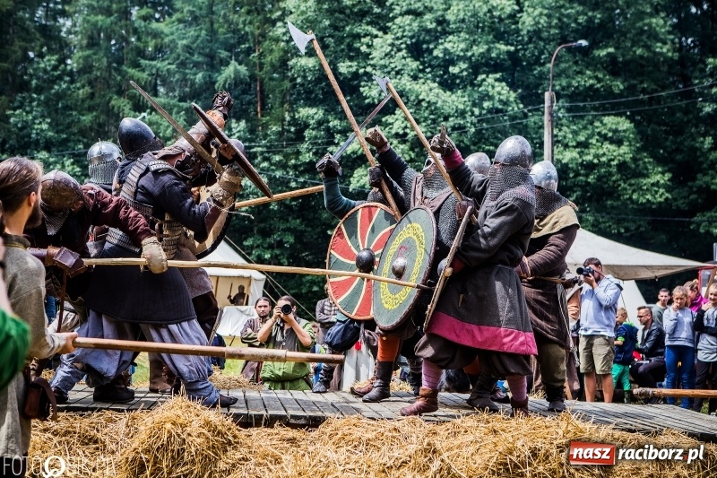 Zdjęcie w galerii na portalu naszraciborz.pl: Walki drużynowe podczas Festiwalu Średniowiecznego wiadomości z regionu